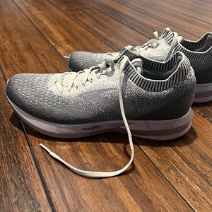 Women’s Brooks StealthFit Levitate 2 Running Shoes Size 9.5